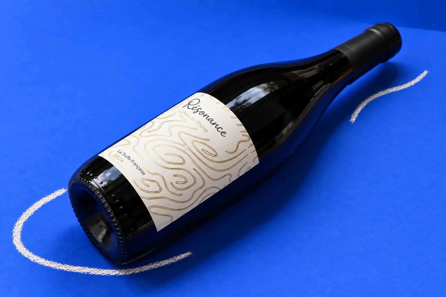 Bouteille Résonance, Côtes-du-Rhône, sur fond bleu cobalt